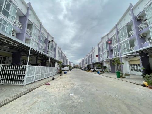 ផ្ទះលក់បន្ទាន់ តម្លៃល្អ ជិត ស្ពានអាកាសចោមចៅ