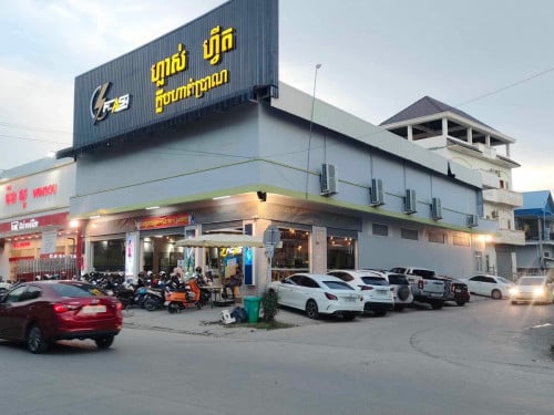 10 minutes from the airport