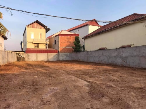 ដីសម្រាប់លក់បន្ទាន់ នៅម្តុំចោមចៅ  ចុះពីផ្លូវវេងស្រេងប្រហែល 200m