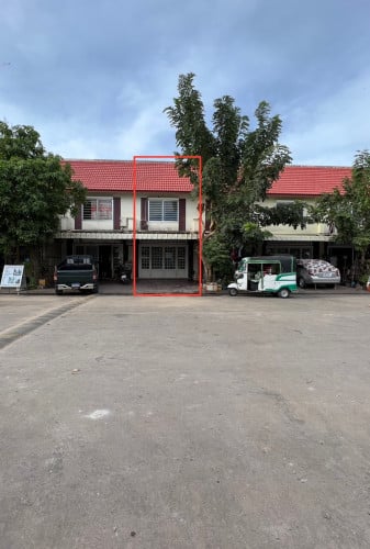 ផ្ទះទល់មុខផ្សារ កំពុងជួលមានចំនូលស្រាប់ ផ្លូវធំទូលាយ