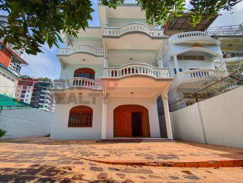 🏡 6 Bedrooms villa available for rent in Tonle Bassac Area (South of BKK1)