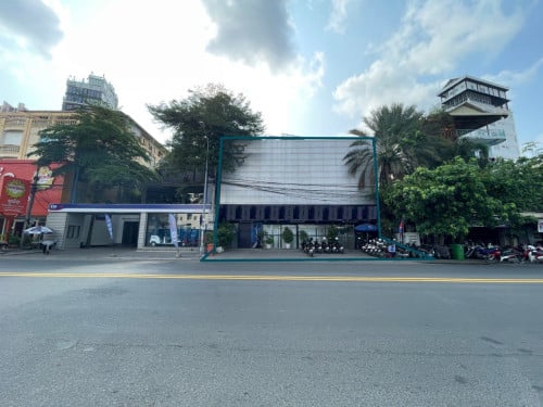 Builidng for rent (near Olympic Stadium)