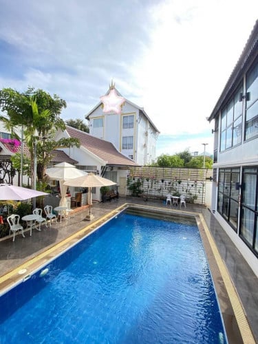 ប៊ូទិចលក់ឡៃឡុងសងធនាគានៅផ្លូវជន្លង់សង្កាត់សាលាកំរេីកក្រុងសៀមរាប