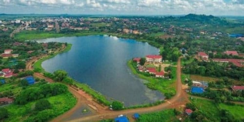 ដីលើទួលកំសាន្ត ក្បែរបឹងកន្សែង ក្រុងបាន់លុង ខេត្តរតន:គិរី