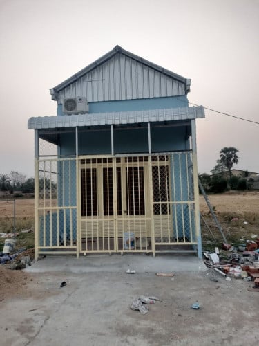 ផ្ទះលក់នៅផ្លូវជាតិលេខ៣ គីឡូម៉ែត៤២ ភូមិប្រហែក ឃុំសូរភី ស្រុកបាទី ខេត្តតាកែវ