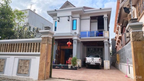 ដីនិងផ្ទះលក់ទល់មុខផ្សារលេីធំថ្មីខេត្តសៀមរាប