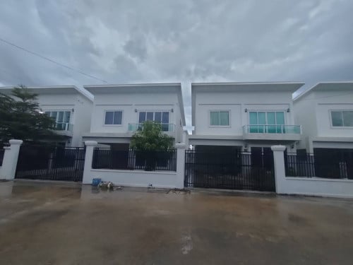 ផ្ទះជួល(មាន២ផ្ទះជាប់គ្នា)