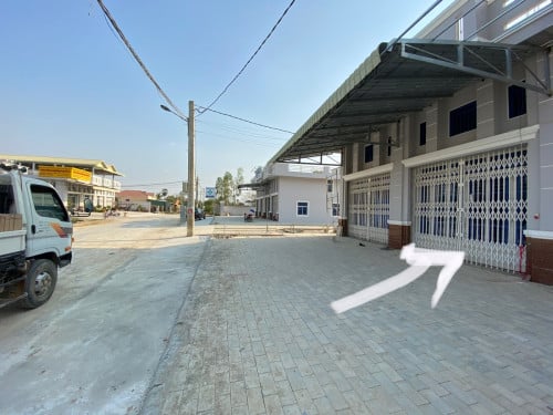 ផ្ទះល្វែងលើផ្លូវរដ្ឋ២០ម៉ែត្រ