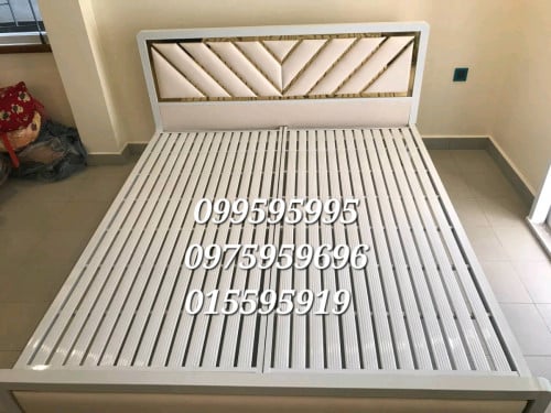 គ្រែដែកឆ្នូតមាស