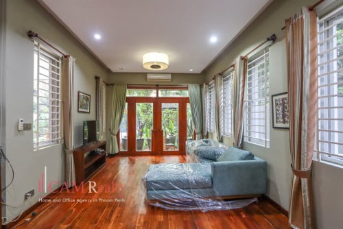 4 Bedroom Villa With a Private Garden For Rent in Boeng Tumpun