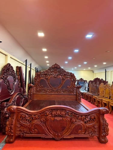 គ្រែម៉ូតបារាំងក្បាច់ចម្លាក់ស្អាត ឈើខ្មែរ(តំលៃចារចាបាន)