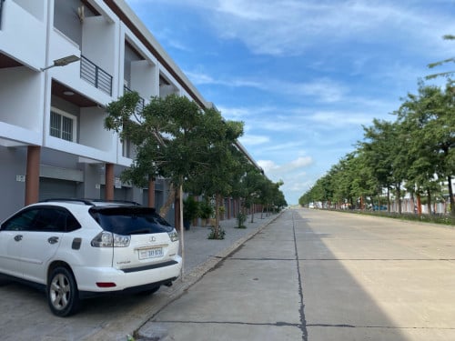 *ផ្ទះអាជីវកម្មលក់(តម្លៃក្រោមទីផ្សារ) ជាប់ផ្លូវមេ25m