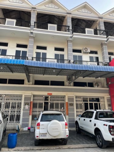 ជាប់ផ្លូវកប់ស្រូវ ផ្ទះនៅថ្មីស្អាត