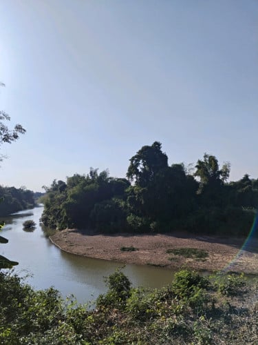 ដីជិតរម្មណីយដ្ឋានស្ទឹងចង្ហូរ ជាប់មាត់ស្ទឹង ក្បាល40ម៉ែត្រ×ជំរៅ215ម៉ែត្រ អូសទៅទឹកស្ទឹង