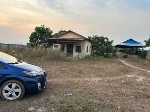 ​លក់ប្រញ៉ាប់លុយបង់ធានាគា​(ដីមានរបងប3ជ្រុង)(ដី​30ម៉ែត្រ​x40ម៉ែត្រ)​ និង​​ (ផ្ទះ​6ម៉ែត្រ​ x 10ម៉ែត្រ​)