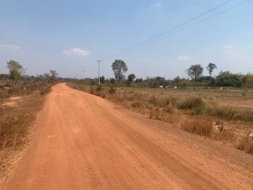 ដីលក់ក្រោមទីផ្សារ50%ជាប់ជេីងភ្នំគូលេនឃុំឃុនរាមស្រុកបន្ទាយស្រី