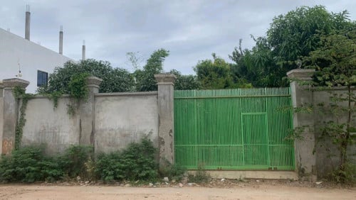 ដីលក់បន្ទាន់ .  ក្បាលដី 20 *18 តម្លៃ 150000 ចចារ