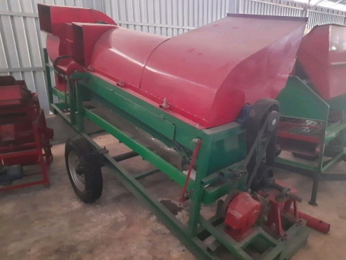 Peanuts harvesting and processing
