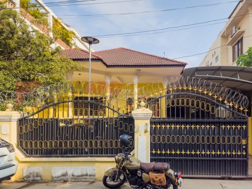 🏡 3 Bedrooms villa available for rent in Tonle Bassac Area (Near BKK1)