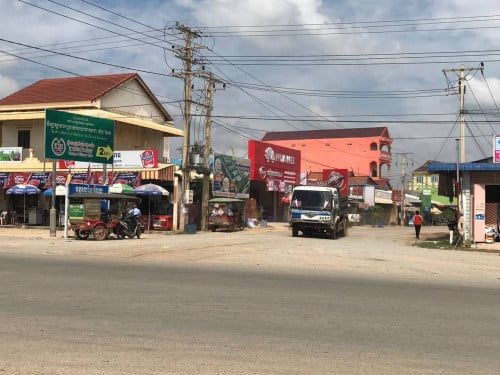 ដីចំការនៅស្រុកសំរោងទង តាមច្រកចូលផ្សារព្រៃផ្ដៅ ​កន្លះហិតាទំហំ2ហិតាជាងលក់ 1m2/17$
