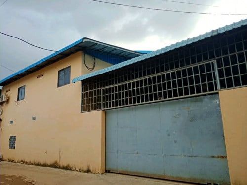 Warehouse for rent behind the airport