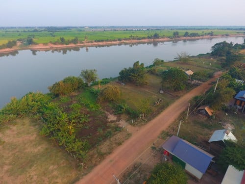 ដីមាត់ទន្លេលក់បន្ទាន់