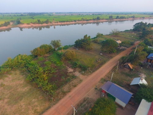 ដីមាត់ទន្លេលក់បន្ទាន់