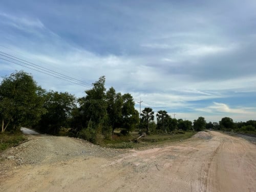 ដីកែងលក់ជាប់ផ្លូវ ៦០ម ភ្នំតាម៉ៅ
