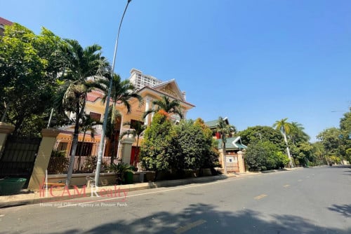 10 bedrooms villa in gated community for rent in Chroy Changvar – Phnom Penh.