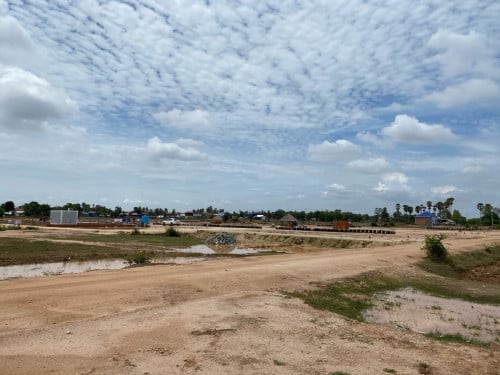 ដីស្រែជិតផ្សារបាត់ដឹង