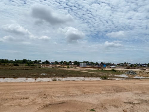 ដីស្រែជិតផ្សារបាត់ដឹង