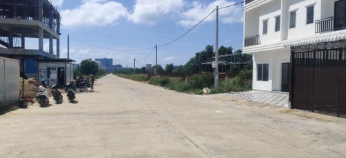 ដីលក់បន្ទាន់ តម្លៃធូ ក្បែរផ្លូវធំ40មែត្រ លើផ្លូវ15មែត្រ