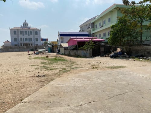 ដីលក់ម្ចាស់ផ្ទាល់ ប្រញ៉ាប់លុយ (ទីតាំងល្អ មានគម្រងធំនៅចំពីមុខដី) ទំហំ 5x10