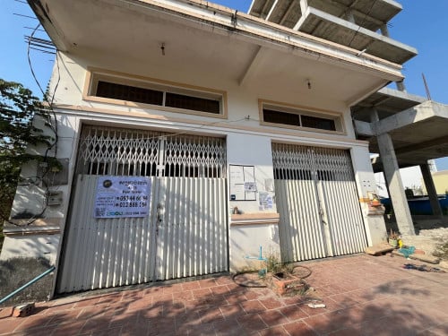 ផ្ទះសម្រាប់លក់ន្ទាន់ នៅជិត ផ្សារ ទំនើប អ៉ីអន