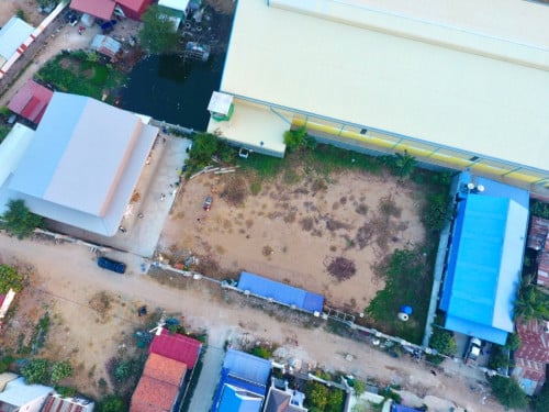 ដី​ និងឃ្លាំងលក់បន្ទាន់​