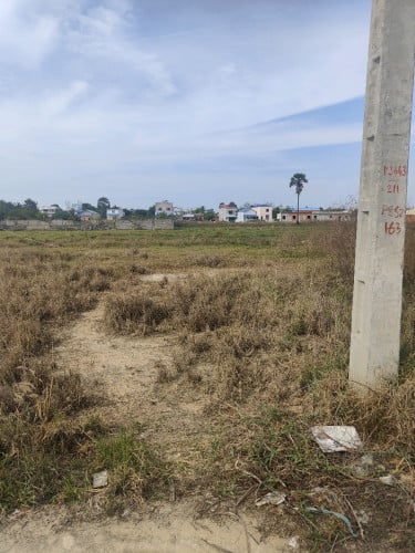 ដីជួលក្រោយផ្សារបែកចានទំហំ10*22 តំលៃ100$