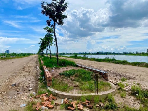 ដីលក់បន្ទាន់ខ្លាំងក្រោមទីផ្សារ