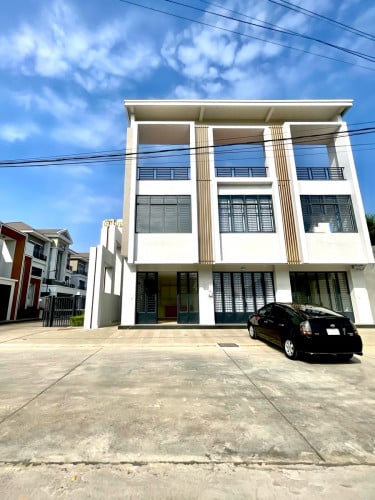 ផ្ទះអាជីវកម្មសម្រាប់លក់