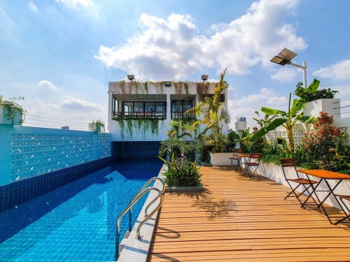 Modern style apartment with gym and pool for rent at BKK3 area