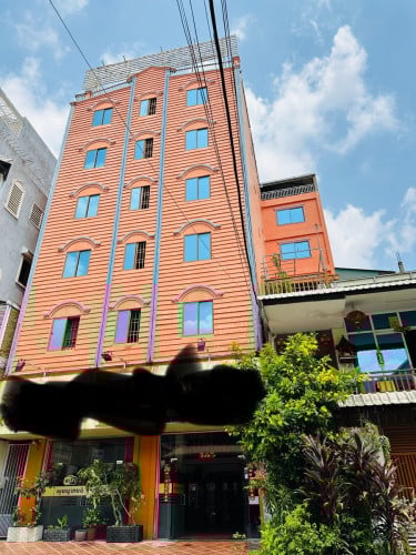 អគារជួល មានកន្លែងដាក់ឡានបានជាង10