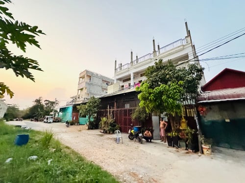 ផ្ទះលក់ Aeon2 ស្ថិតនៅចម្ងាយប្រហែល 1 គីឡូពីរ ផ្សារ អ៊ីអន2 (AEON2