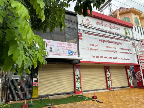 ដី ផ្ទះលក់ 3ល្វែង មុខ13.8m ជិតផ្សារ តាកែវ ជាប់ Honda Takéo មុខ