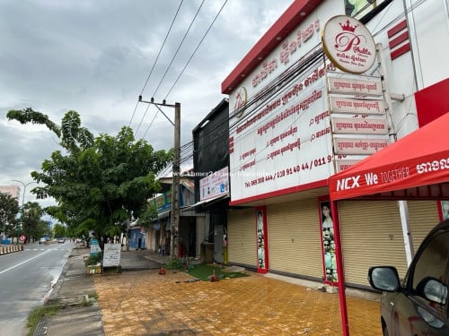 ដី ផ្ទះលក់ 3ល្វែង មុខ13.8m ជិតផ្សារ តាកែវ ជាប់ Honda Takéo មុខ