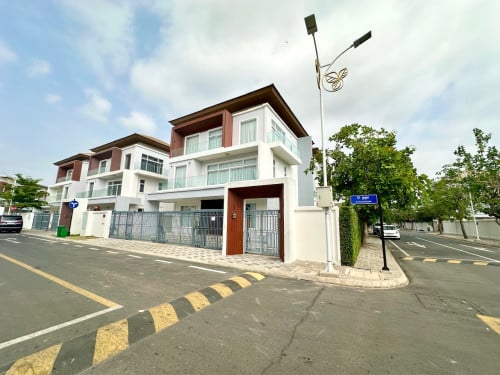 វីឡាឃ្វីនកែង មានចំណូល$6000ស្រាប់ Queen ​Villa Sale (Fully Furnished) 皇后别墅