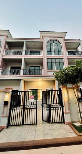 វីឡា​កូនកាត់​ ជិត​ព្រលានយន្តហោះថ្មី