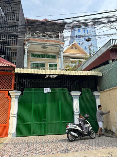 លក់ផ្ទះល្វែងបន្ទាន់ប្រញាប់លុយ ក្រោមទីផ្សារ នៅជាប់សាលាហ៊ុន នាង បឹងត្របែក