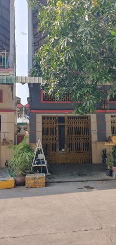 ផ្ទះសល់ចំហៀងលក់បន្ទាន់