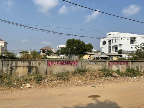 ដីលក់ បែរមុខទៅកើត២០x៣០ ក្បែរផ្ទះជាសុផារ៉ា