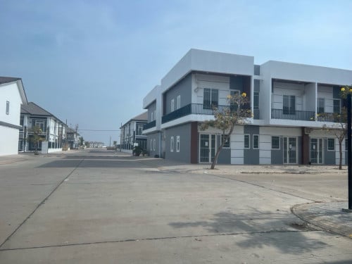 ផ្ទះកែង លក់ក្រោមទីផ្សារ