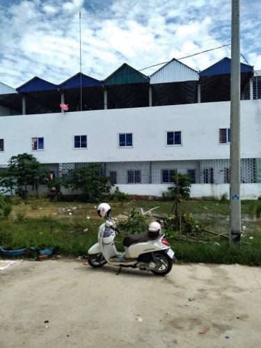 សួស្តីបងប្អូនខ្ញុំចង់លក់ដីឡូតិ៍១កន្លែងនៅម្តុំឈូកវ៉ាក្បាលដីទទឹង 4.2 * 16 មលក់បែមុខមកខាងកើត